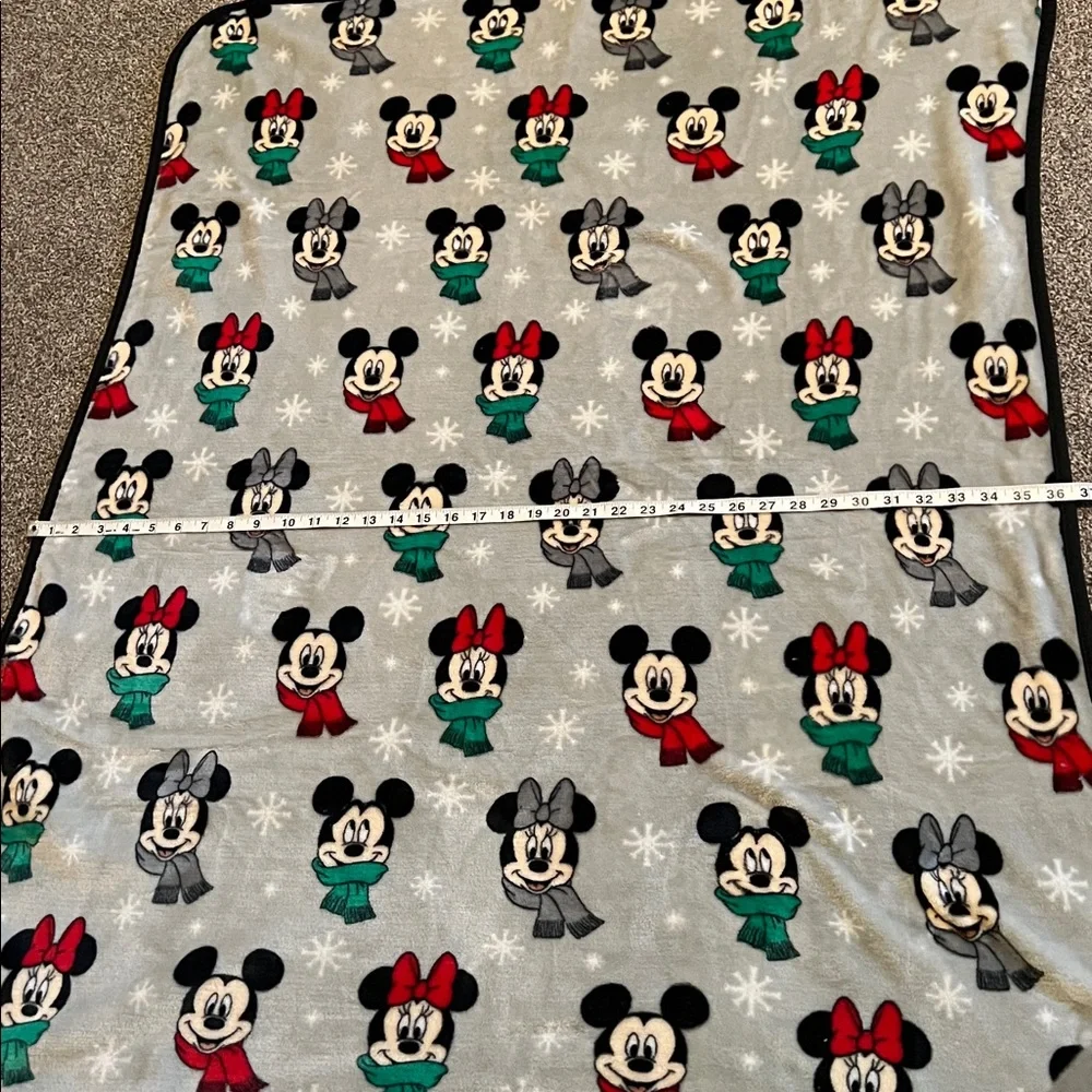NEW condition super soft Disney Xmas Mickey & Minnie Mouse kid’s plush blanket!